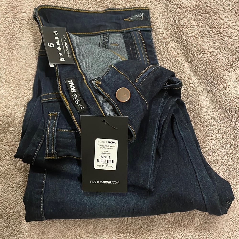 Fashion Nova Skinny Jeans Size: 5